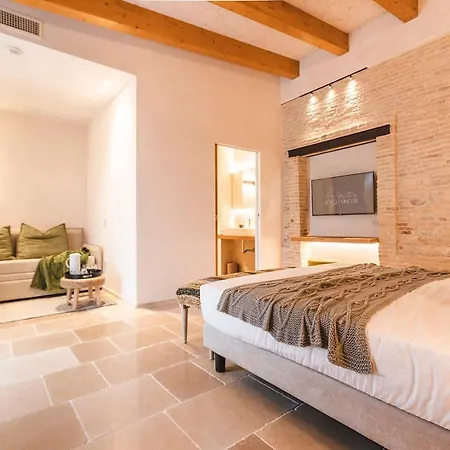 مزرعة للإقامة Borgo Vinceri *